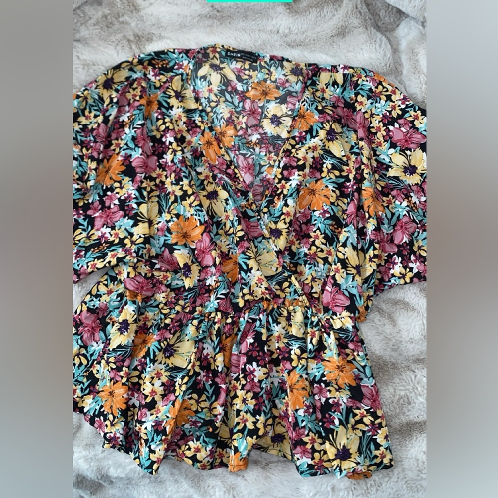 These are size L M S and excellent condition and like new! See pics for details